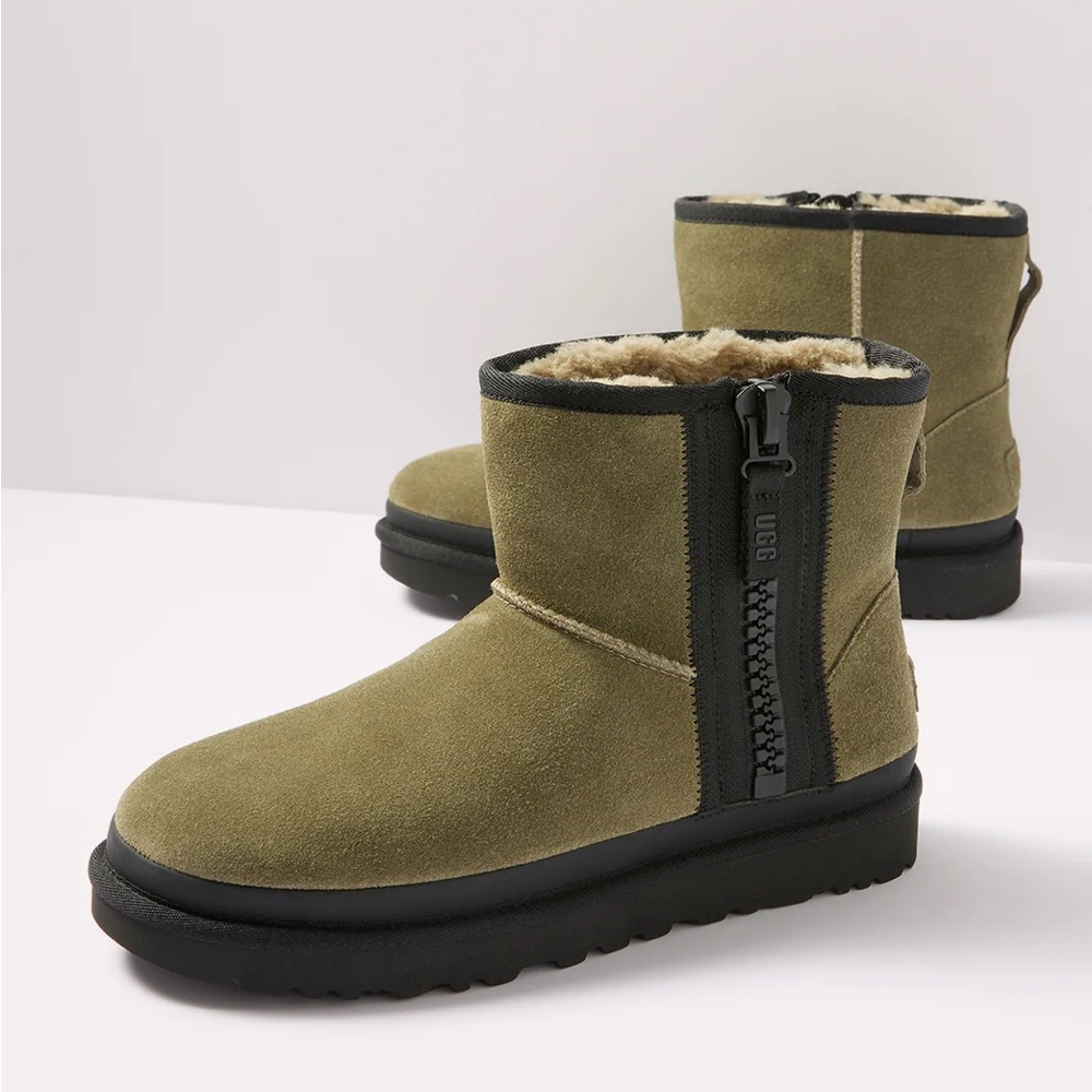 UGG Classic Mini Zipper Tape Logo Size 6